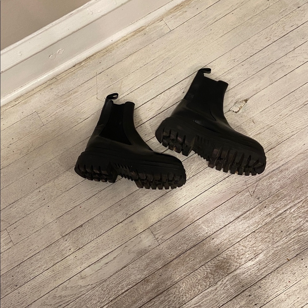 Zara chunky ankle booties some scuffs no rips or tears 
38. - Picture 8 of 13